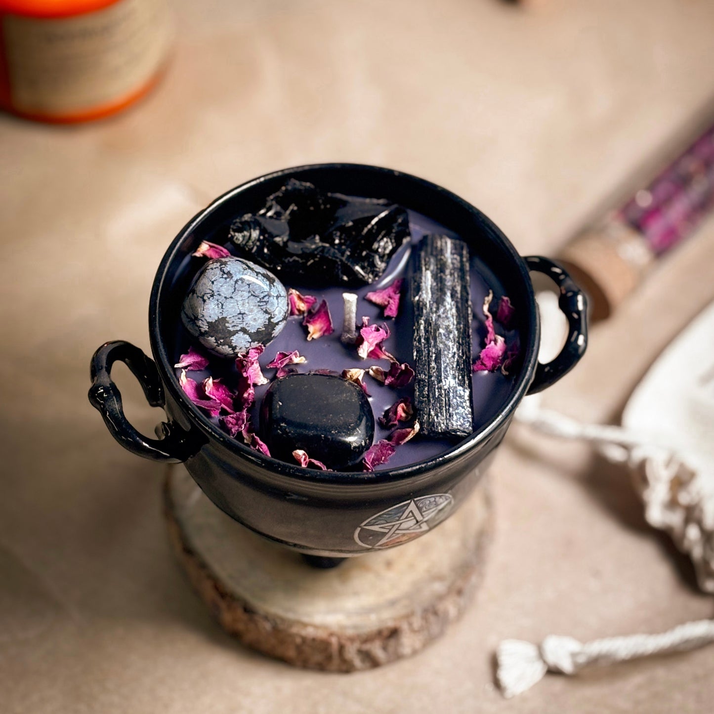 Strength & Grounding Crystal Treasure Cauldron Soy Candle – 190 g