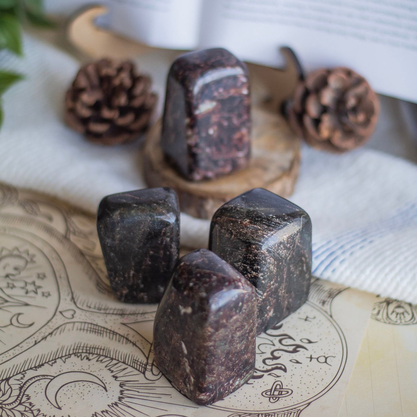 Garenet Free Form | Medium Size Crystal & Stones