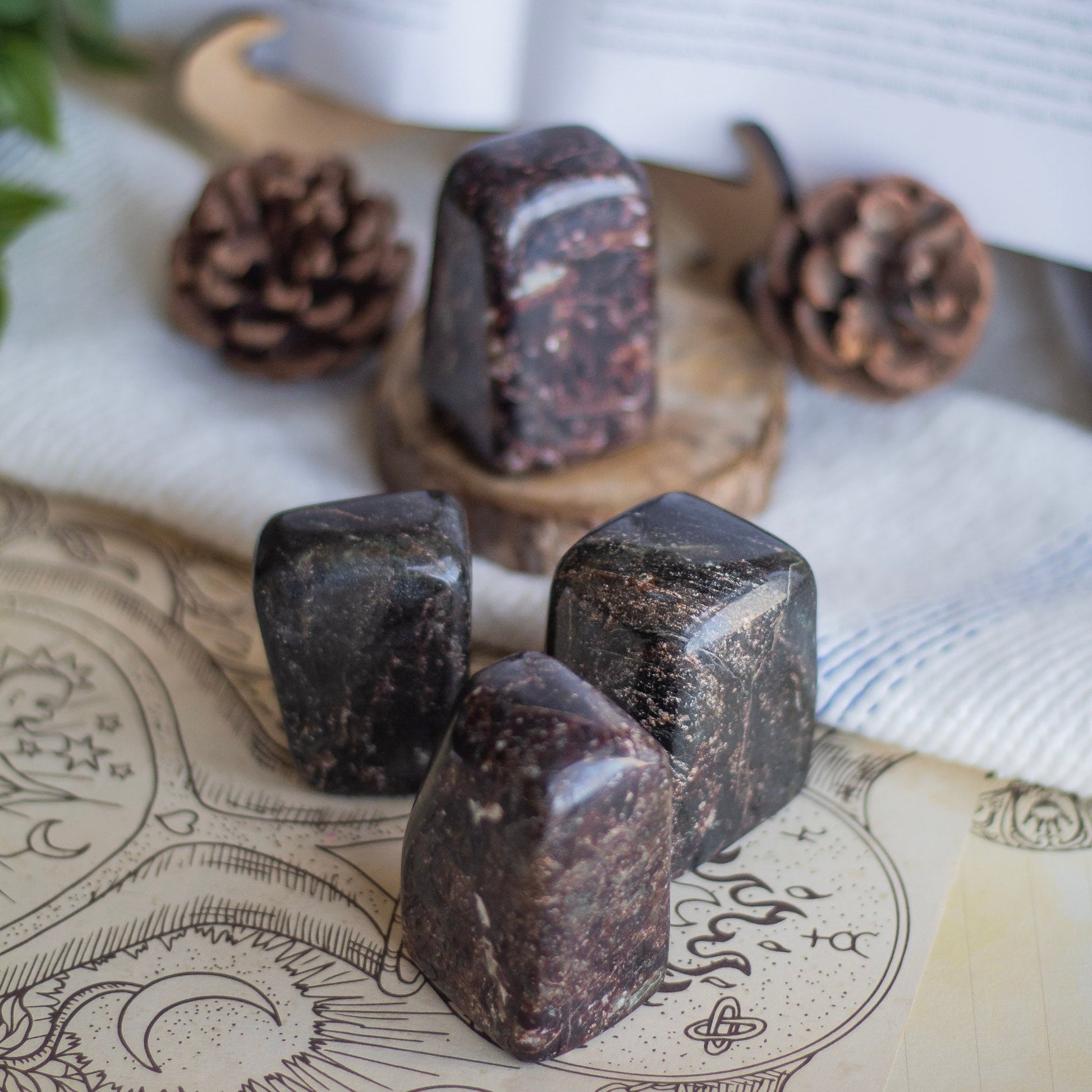 Garenet Free Form | Medium Size Crystal & Stones