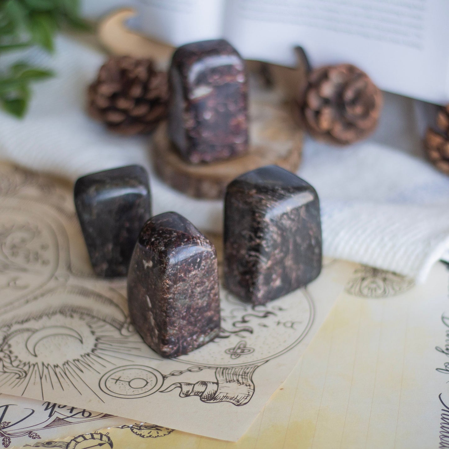 Garenet Free Form | Medium Size Crystal & Stones