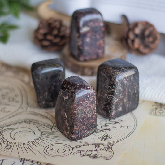 Garenet Free Form | Medium Size Crystal & Stones