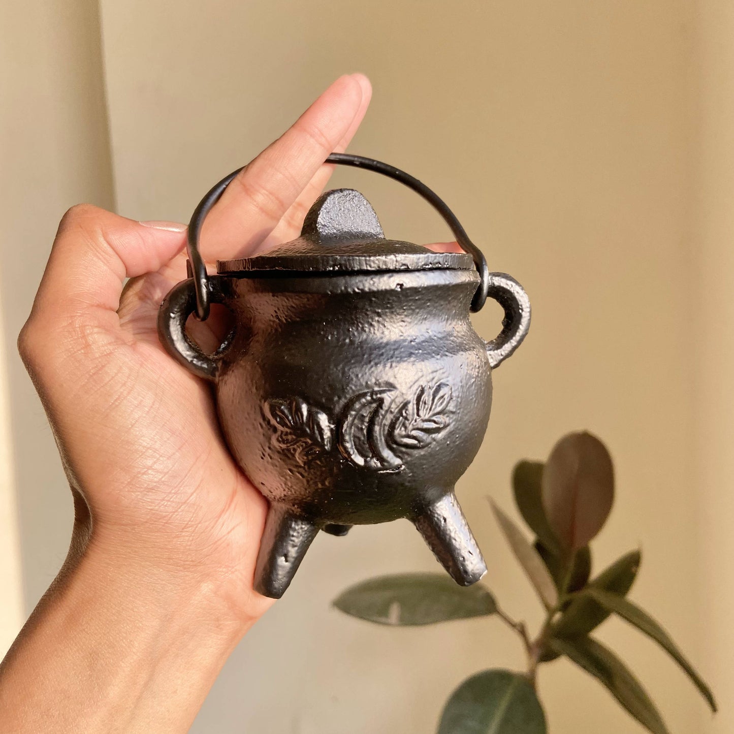 Leaf Carved Mini Cauldron With Lid Altarware | Altar