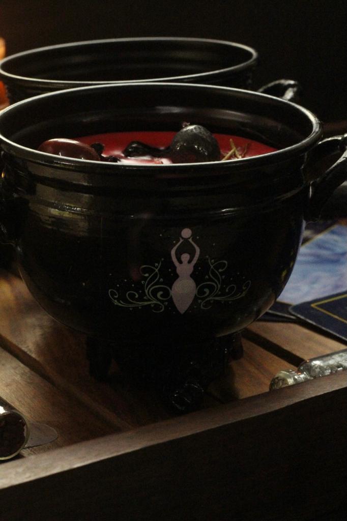 Grounding & Protection Goddess Gaia Print Cauldron Candle - 200 Gm