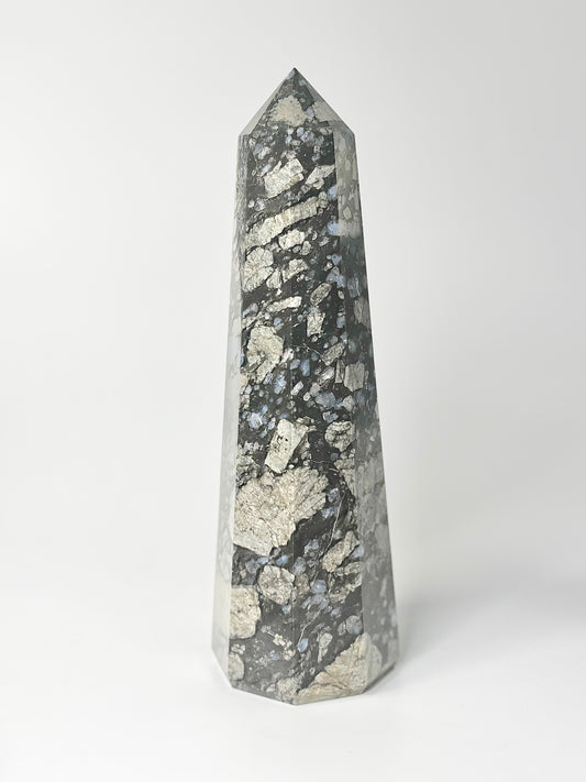 Eight Facet Snowflake Obsidian Tower – 886g Striking Contrast & Balanced Presence