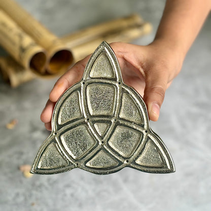 The Triquetra / Trinity Knot | Altar Tile