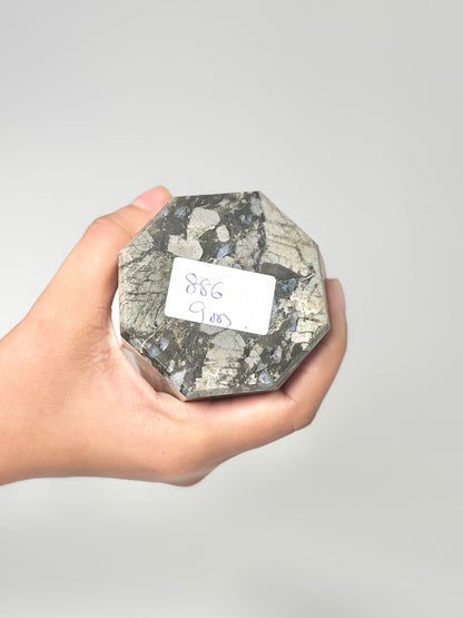 Eight Facet Snowflake Obsidian Tower – 886g Striking Contrast & Balanced Presence