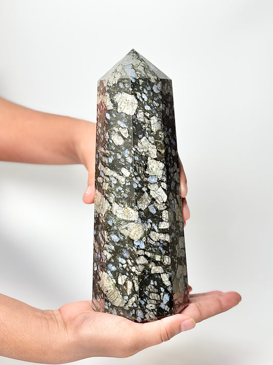 Eight Facet Snowflake Obsidian Tower –  1.6kg Striking Contrast & Balanced Presence
