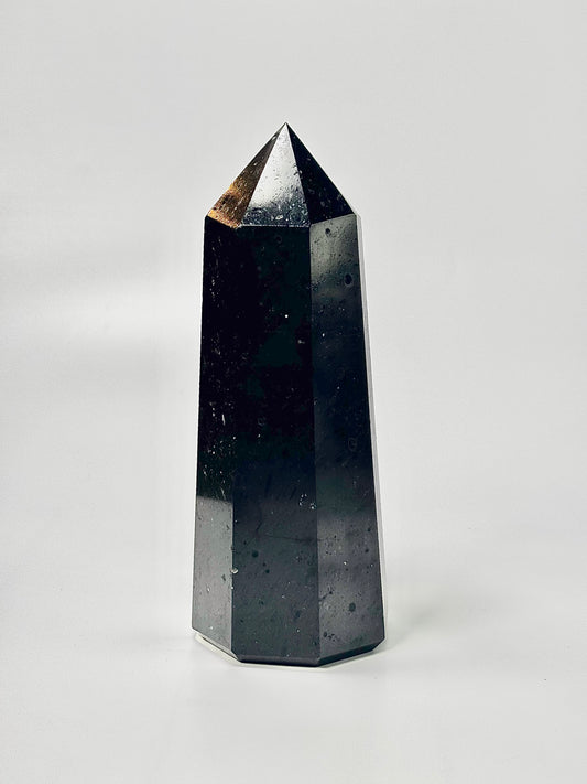 Eight Facet Black Tourmaline Tower – 1 kg - Bold Presence & Timeless Design