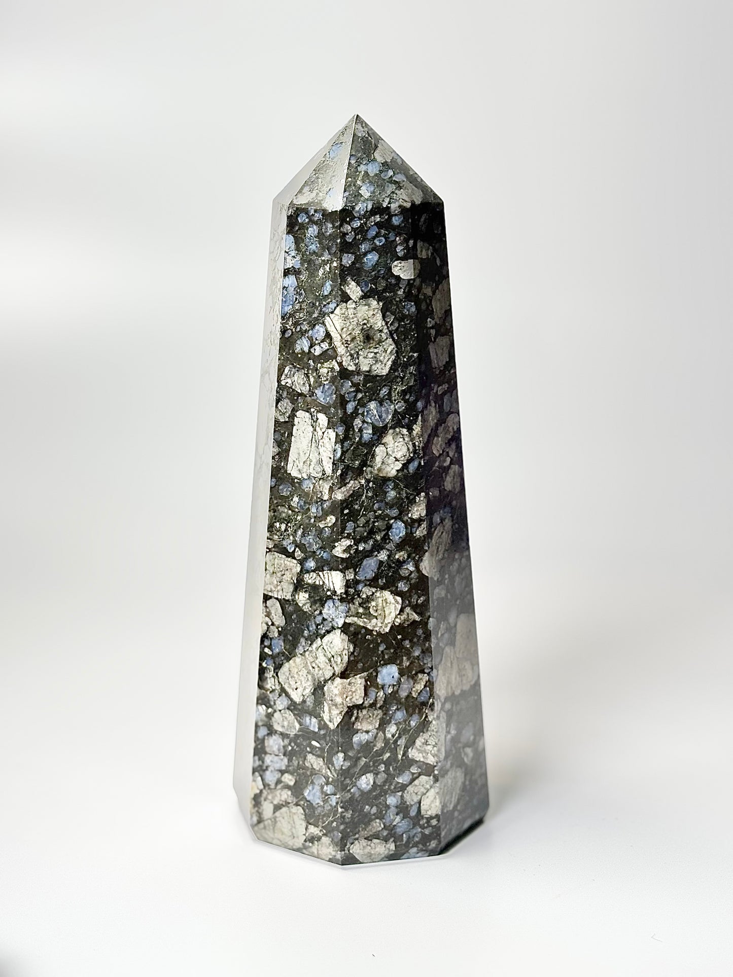 Eight Facet Snowflake Obsidian Tower –  1.2kg Striking Contrast & Balanced Presence