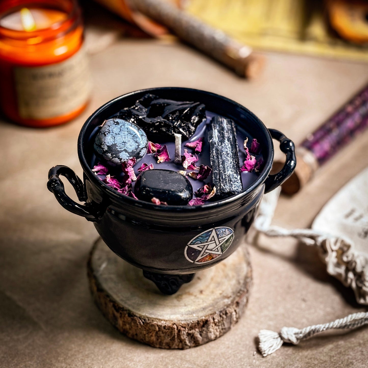 Strength & Grounding Crystal Treasure Cauldron Soy Candle – 190 g