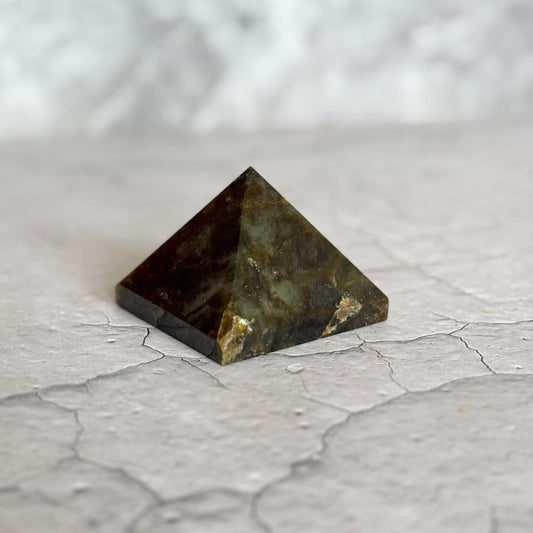 Labradorite Pyramid – Transformation & Intuition