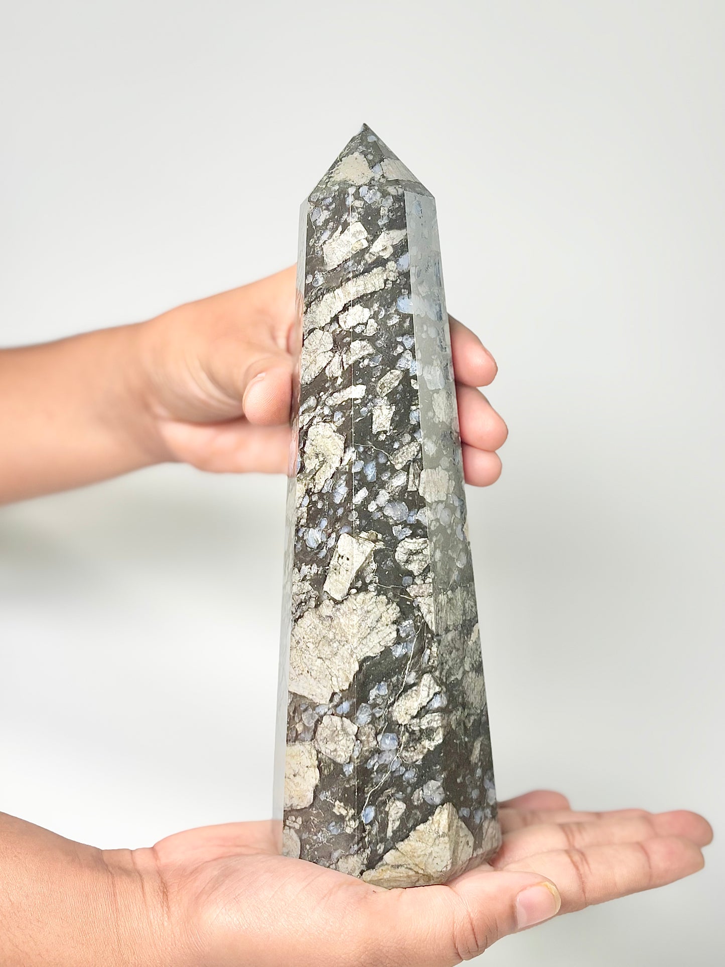 Eight Facet Snowflake Obsidian Tower – 886g Striking Contrast & Balanced Presence