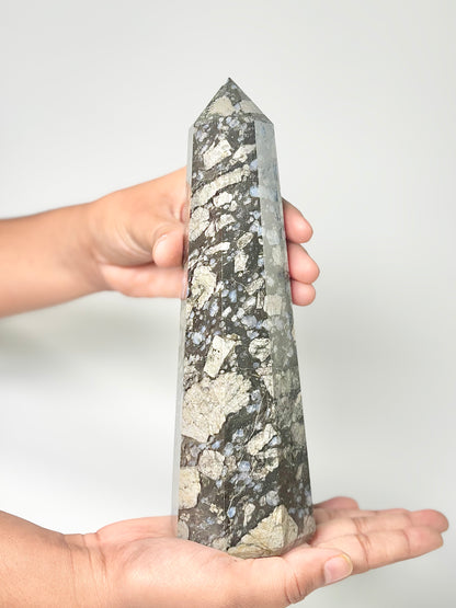 Eight Facet Snowflake Obsidian Tower – 886g Striking Contrast & Balanced Presence