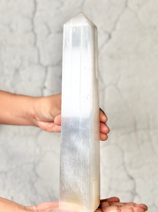 Four Facet Selenite Tower – 979g - Soft Glow & Balanced Form